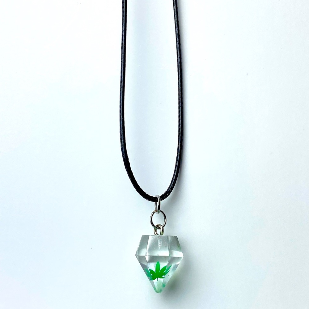 Cannabis leaf pendant necklace